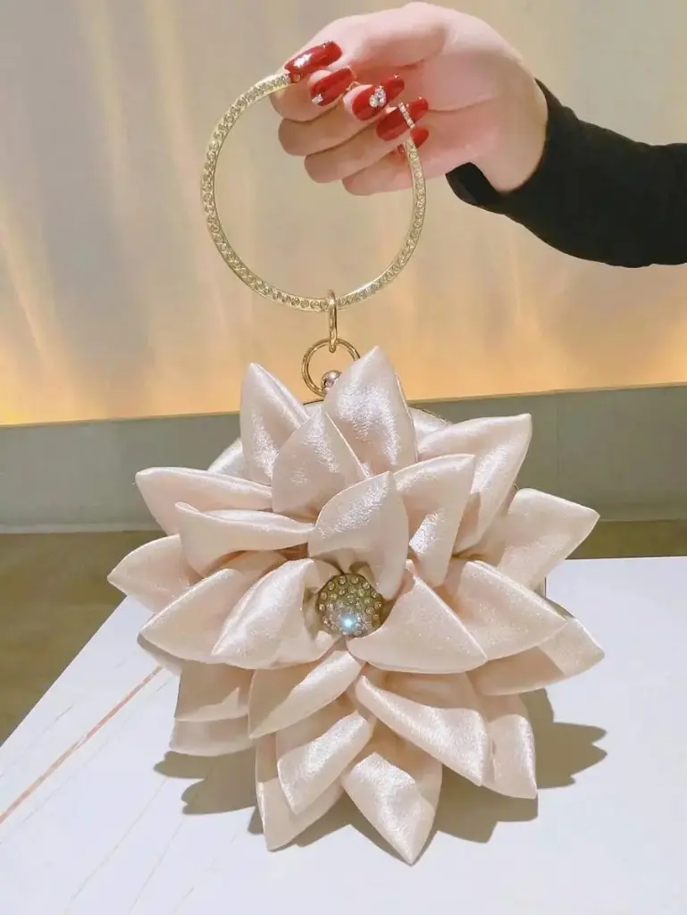 Bolso de mano con forma de flor
