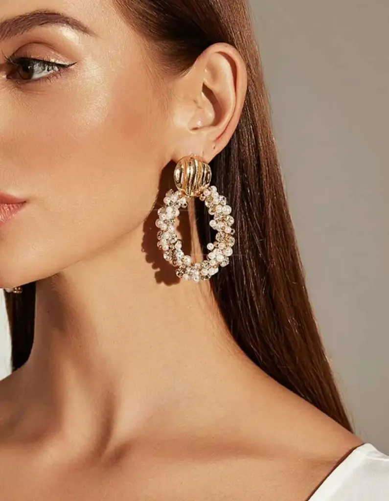 Aretes redondos con perlas y pedrería 